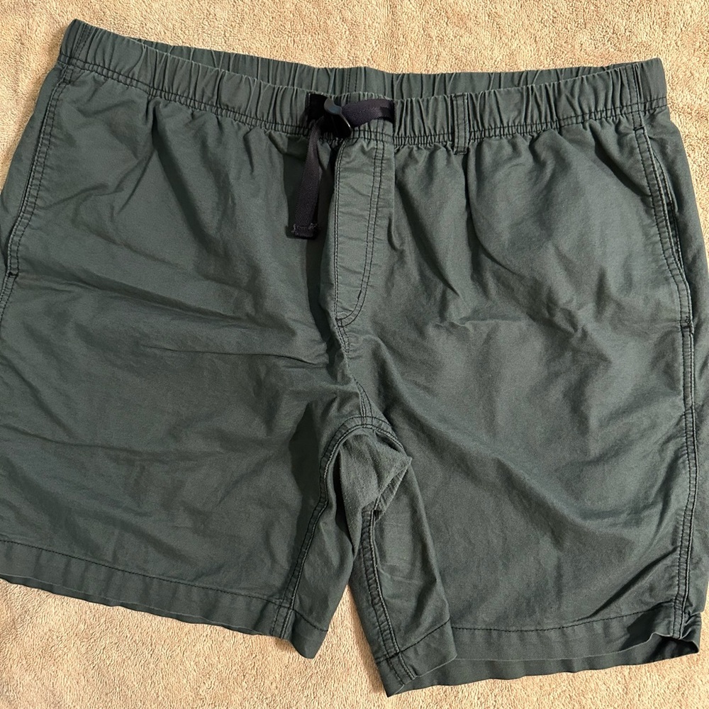 Man pull on shorts
